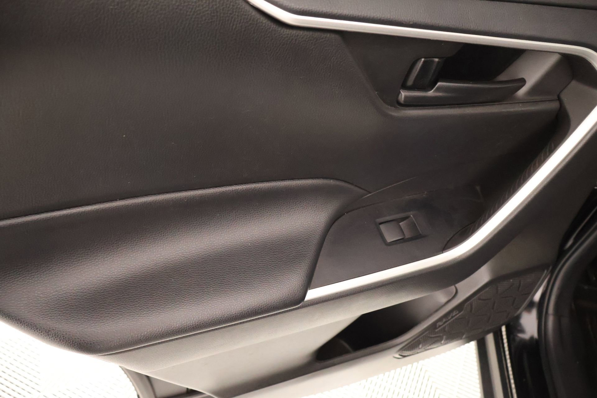 Used 2022 Toyota RAV4 LE image 15