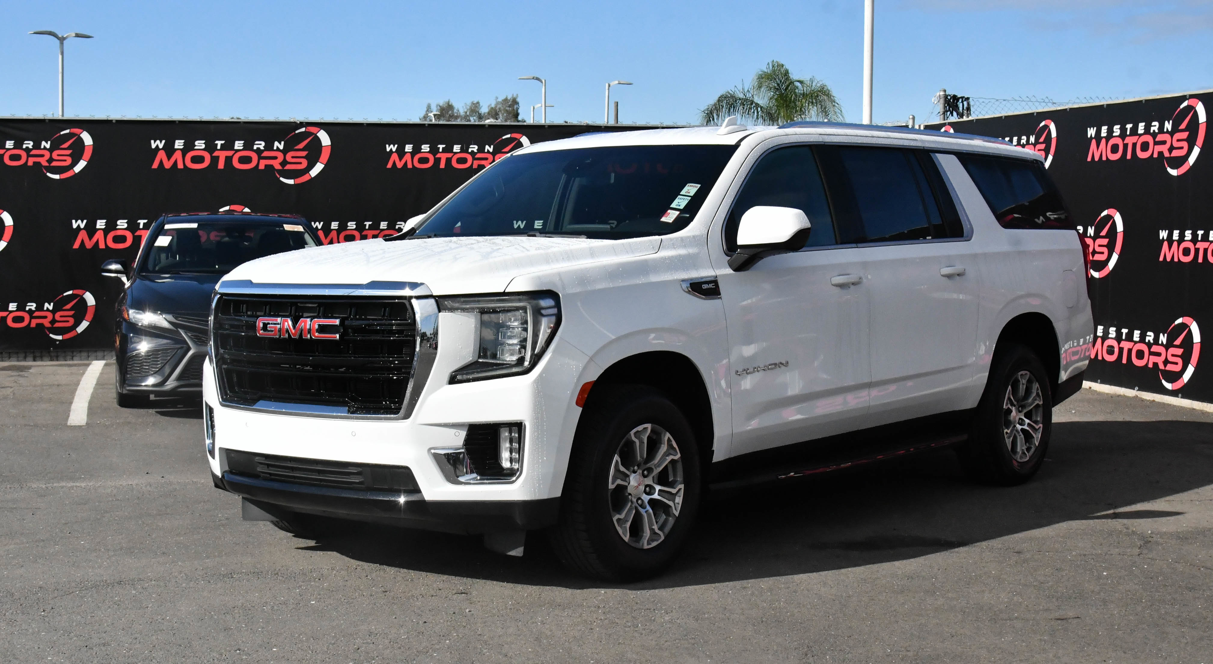 Used 2023 GMC Yukon XL SLE RWD image 3