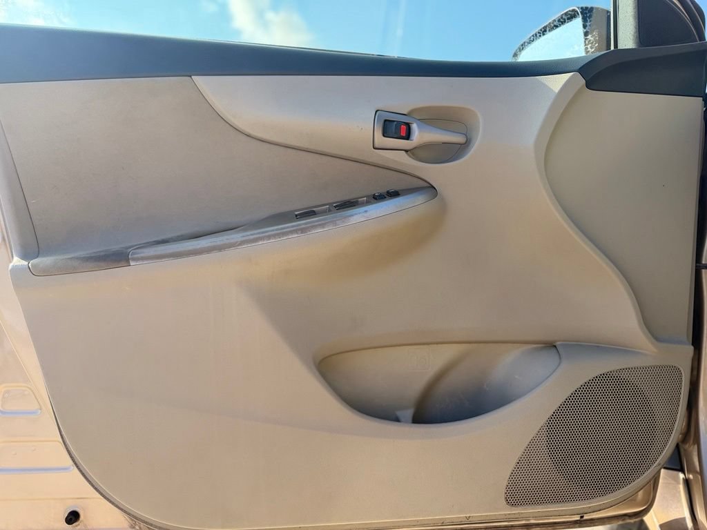 Used 2011 Toyota Corolla LE FWD image 13