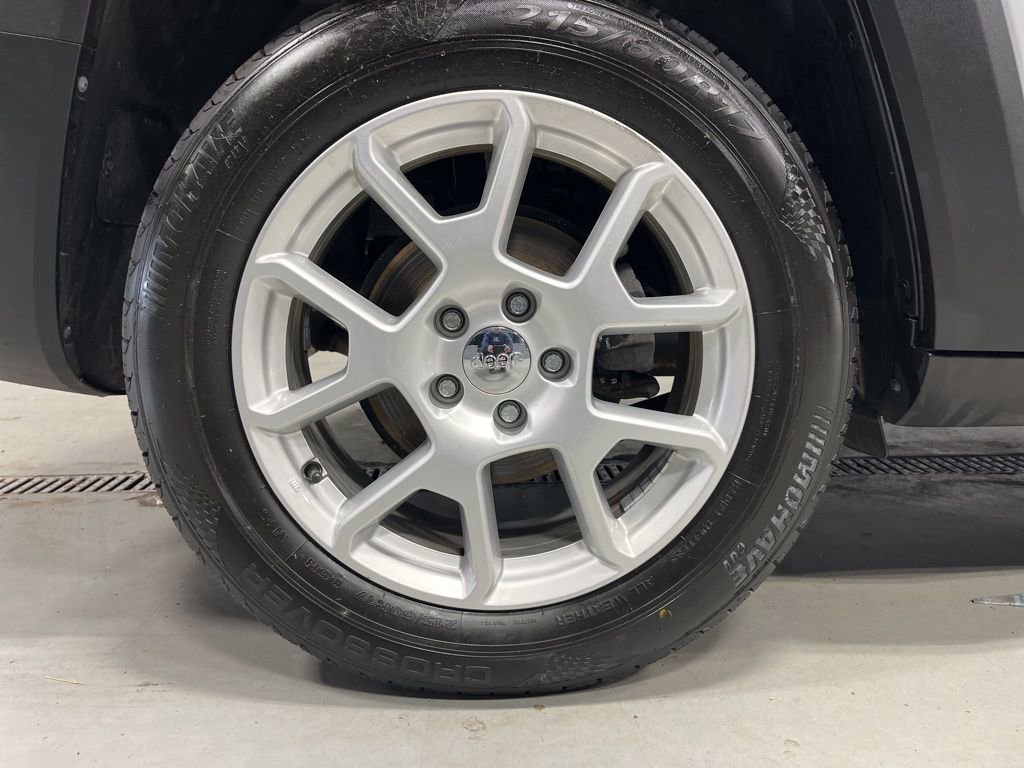 Used 2019 Jeep Renegade Latitude w/ Cold Weather Group image 38