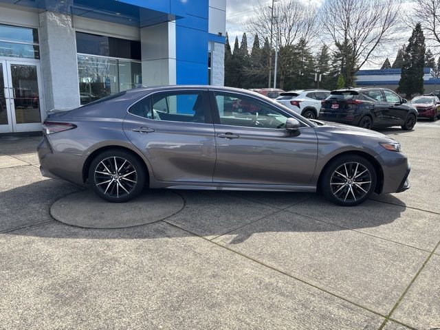 Used 2024 Toyota Camry SE image 9