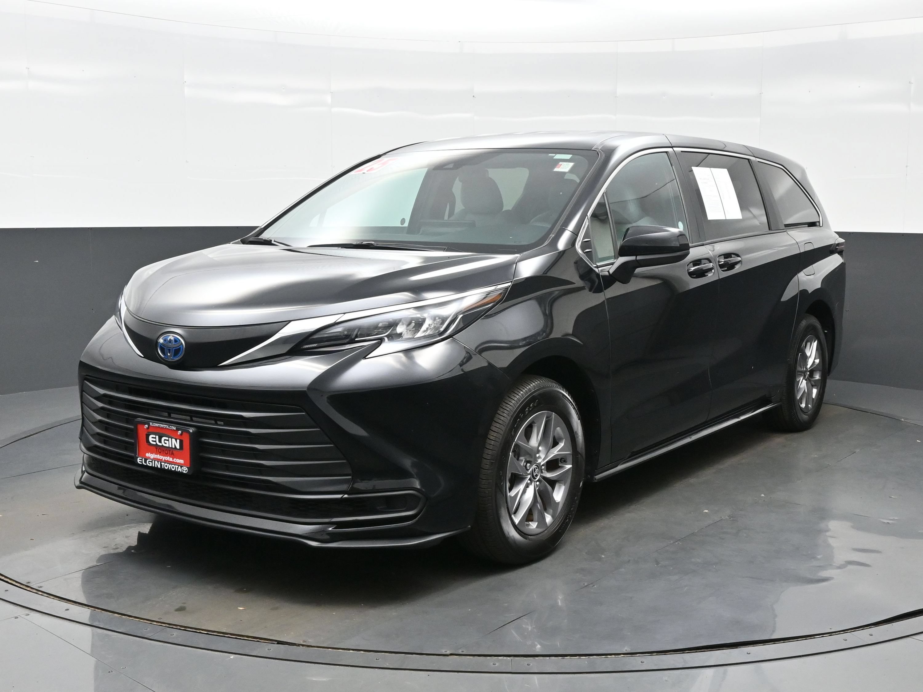 Used 2025 Toyota Sienna LE FWD image 2