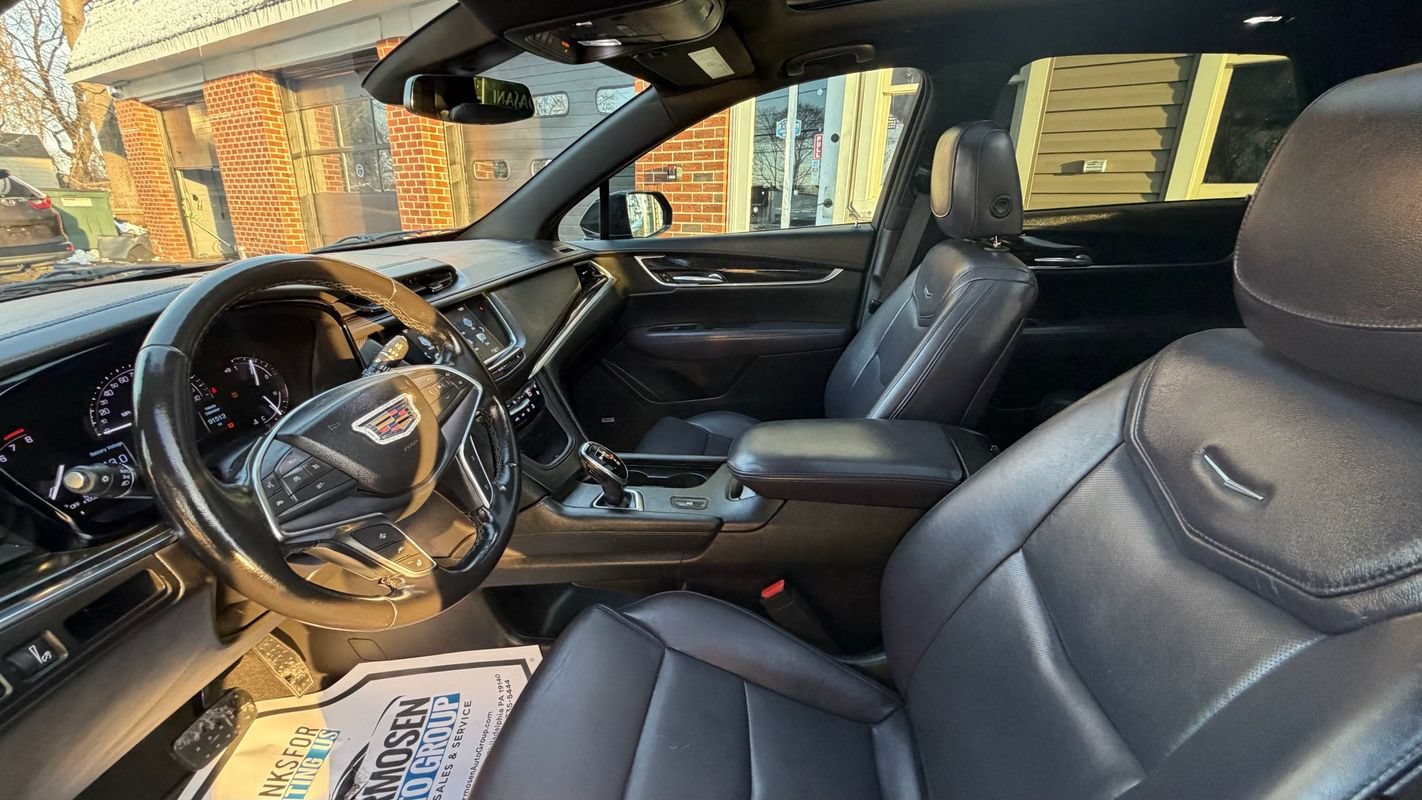 Used 2018 Cadillac XT5 Luxury w/ LPO, Black Ice Package FWD image 10
