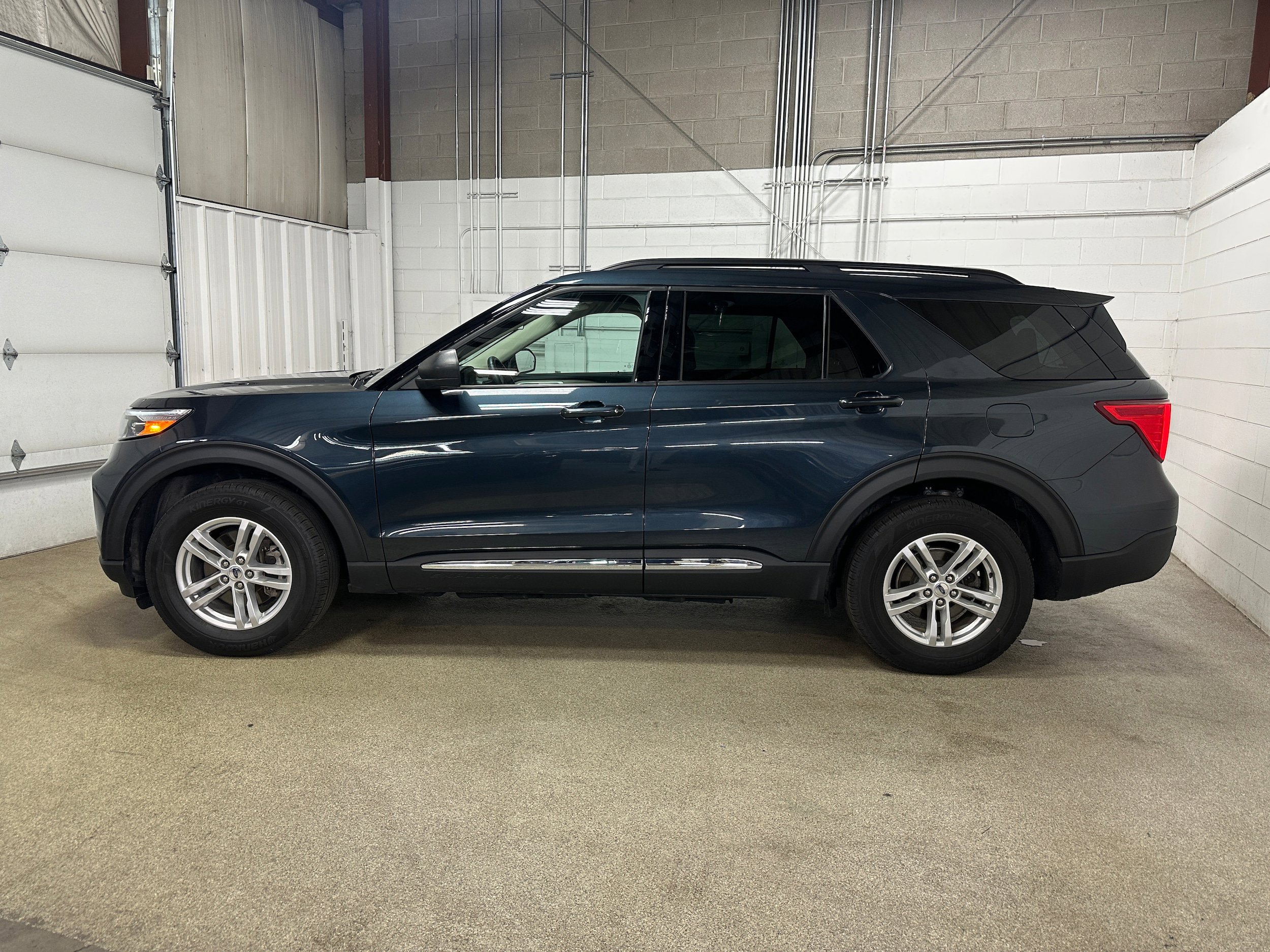 Used 2023 Ford Explorer XLT w/ Equipment Group 202A AWD/4WD image 5