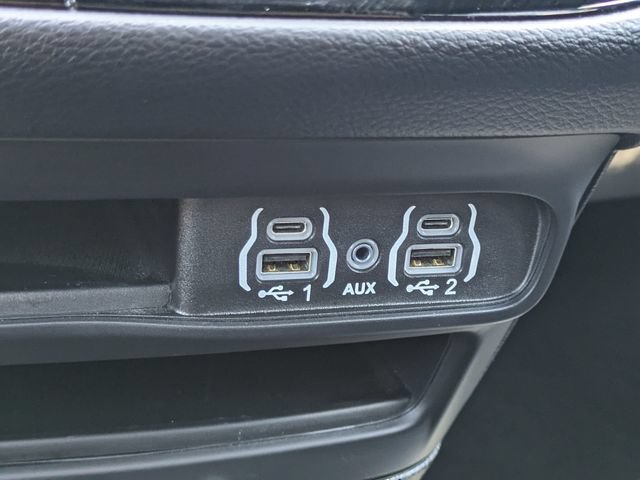Used 2025 Chrysler Voyager LX FWD image 33