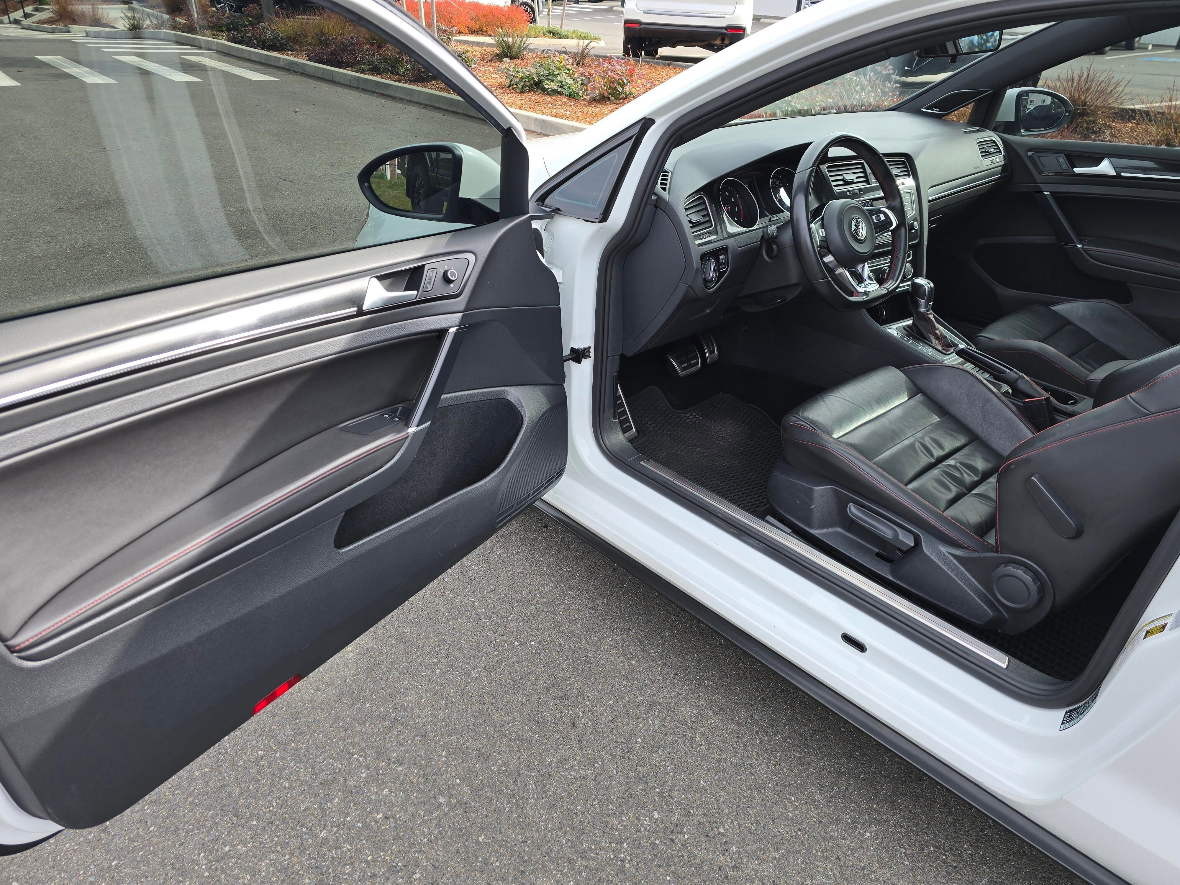 Used 2015 Volkswagen GTI SE FWD image 26