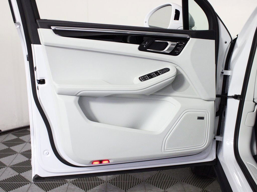 Certified 2025 Porsche Macan image 14