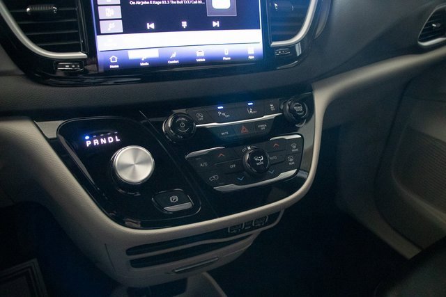 Used 2024 Chrysler Pacifica Touring-L image 32