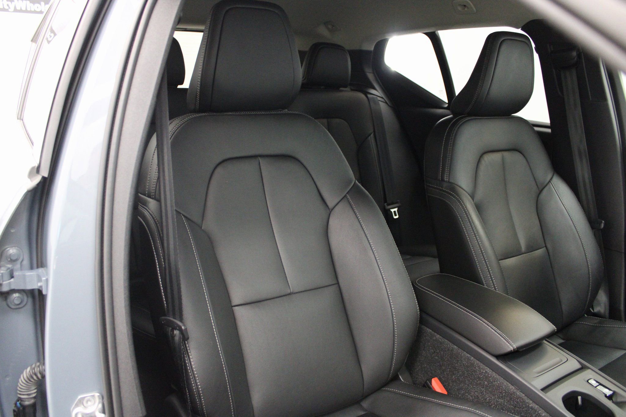 Used 2021 Volvo XC40 T5 Momentum image 34