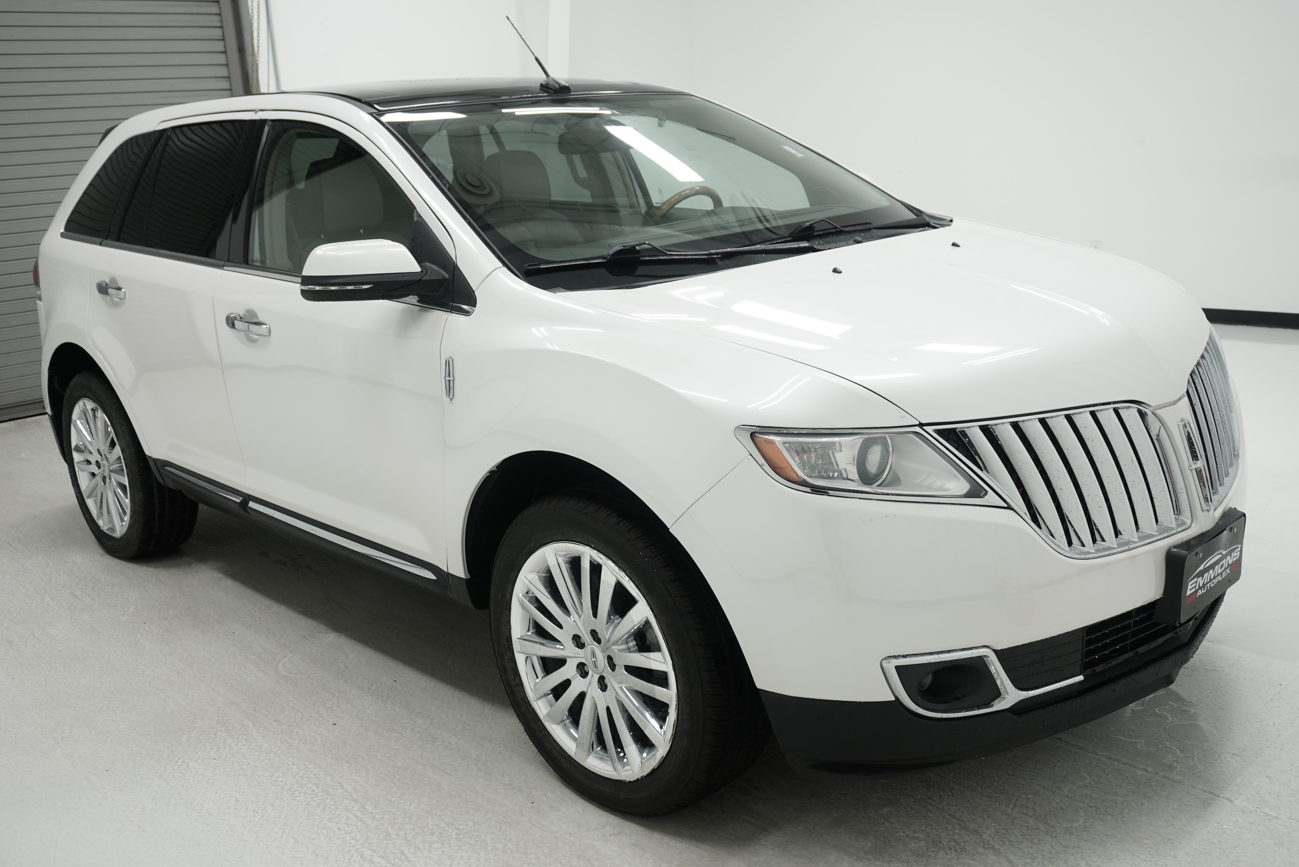Used 2014 Lincoln MKX FWD w/ Equipment Group 102A image 3