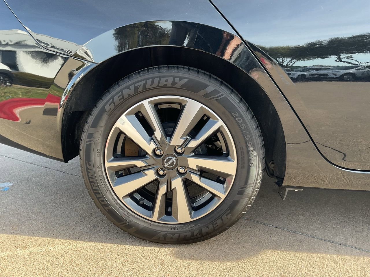 Used 2025 Nissan Versa SV image 8