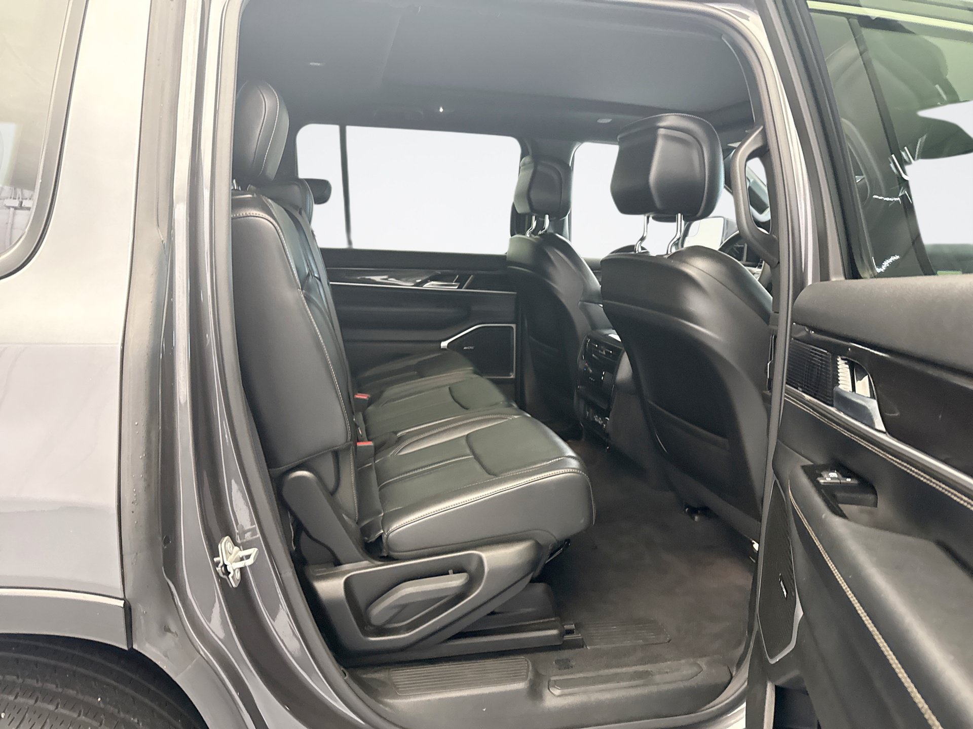 Used 2022 Jeep Wagoneer Series I w/ Premium Group I AWD/4WD image 17