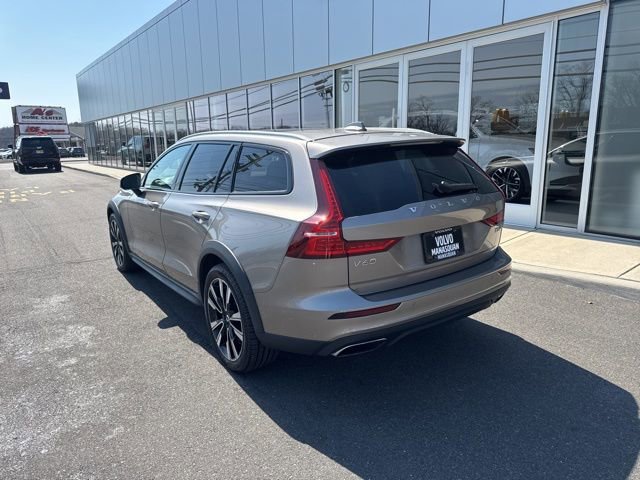 Used 2020 Volvo V60 T5 Cross Country image 3