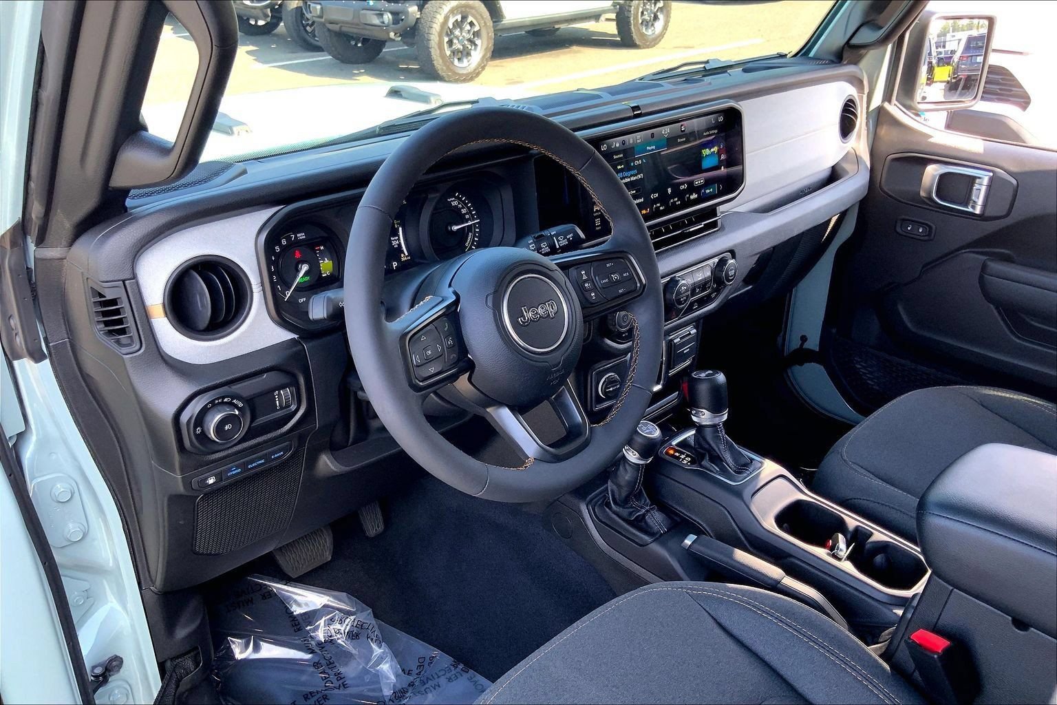 Used 2024 Jeep Wrangler Unlimited w/ Convenience Group AWD/4WD image 17