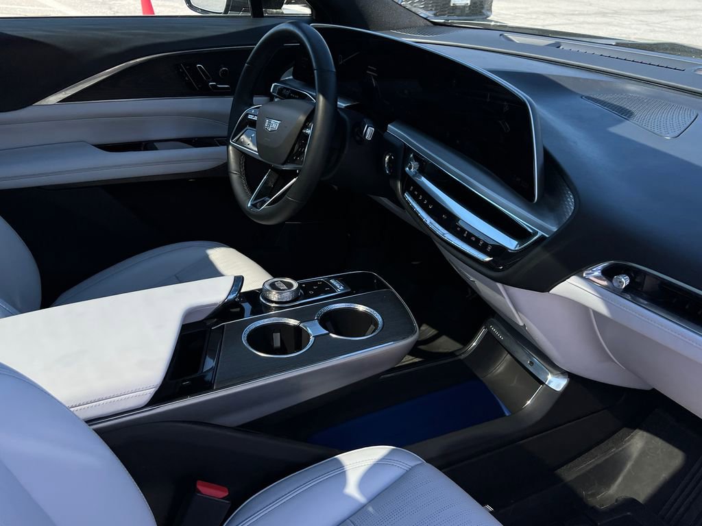 Used 2024 Cadillac Lyriq Luxury image 14