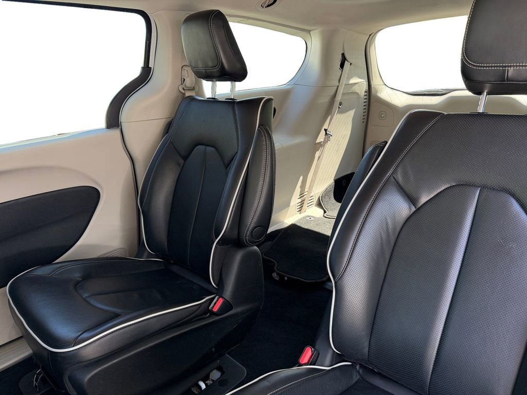 Used 2023 Chrysler Pacifica Limited image 13