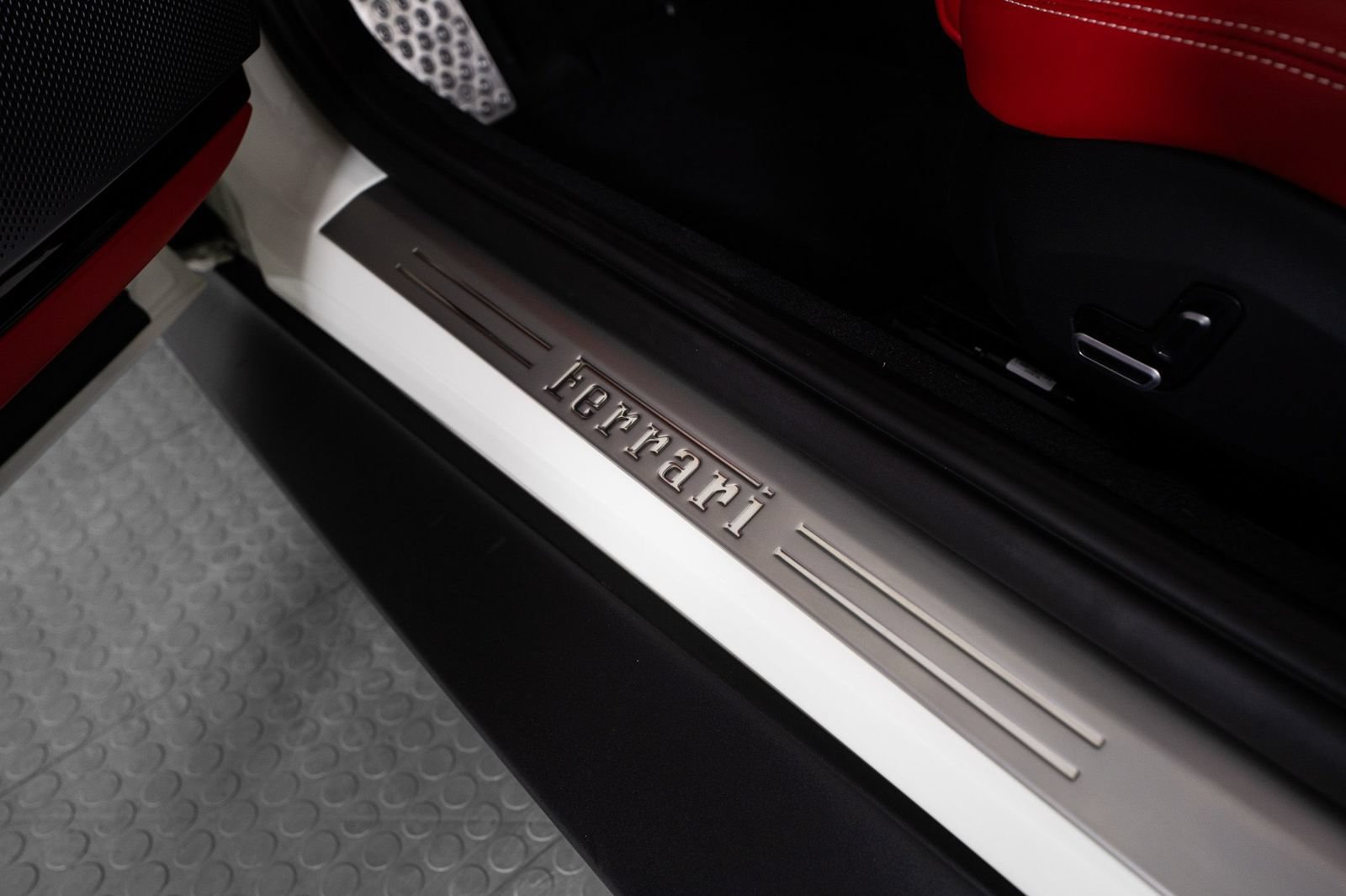 Certified 2025 Ferrari Roma Spider RWD image 20