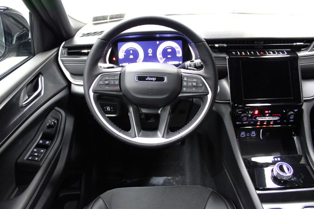 New 2025 Jeep Grand Cherokee Altitude image 12