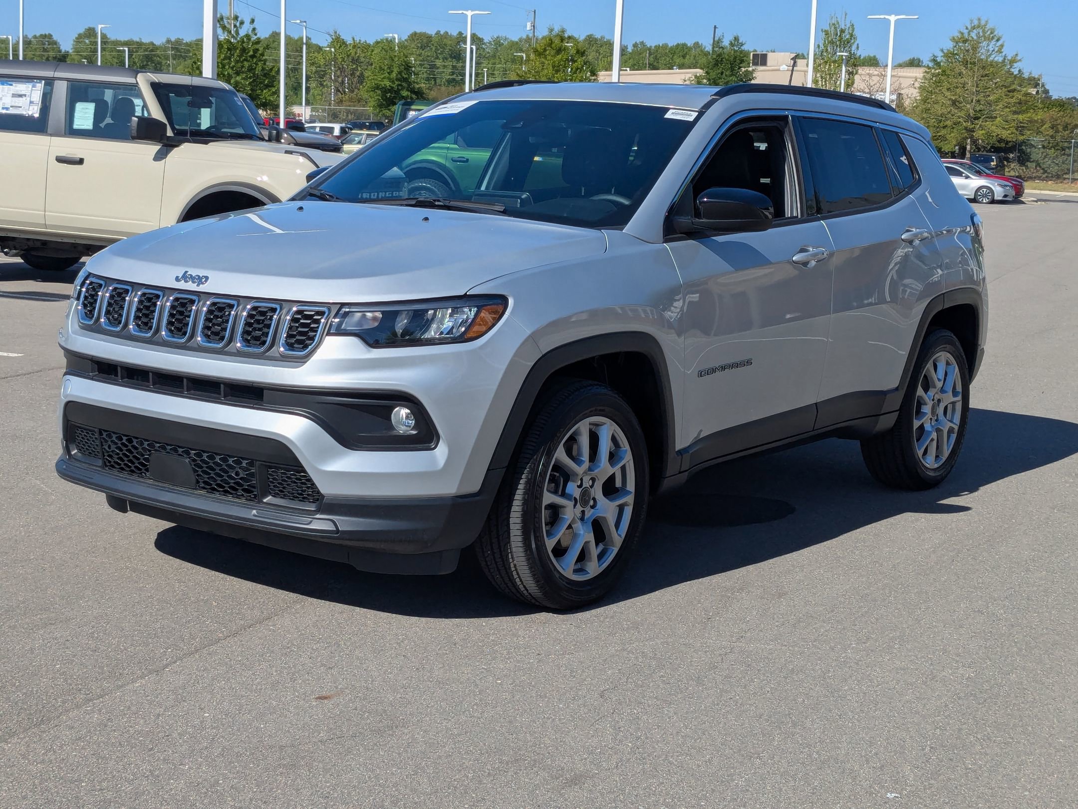 Used 2025 Jeep Compass Latitude image 8