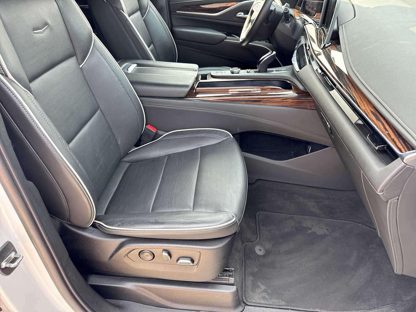 Used 2022 Cadillac Escalade ESV Premium Luxury w/ Performance Package AWD/4WD image 23