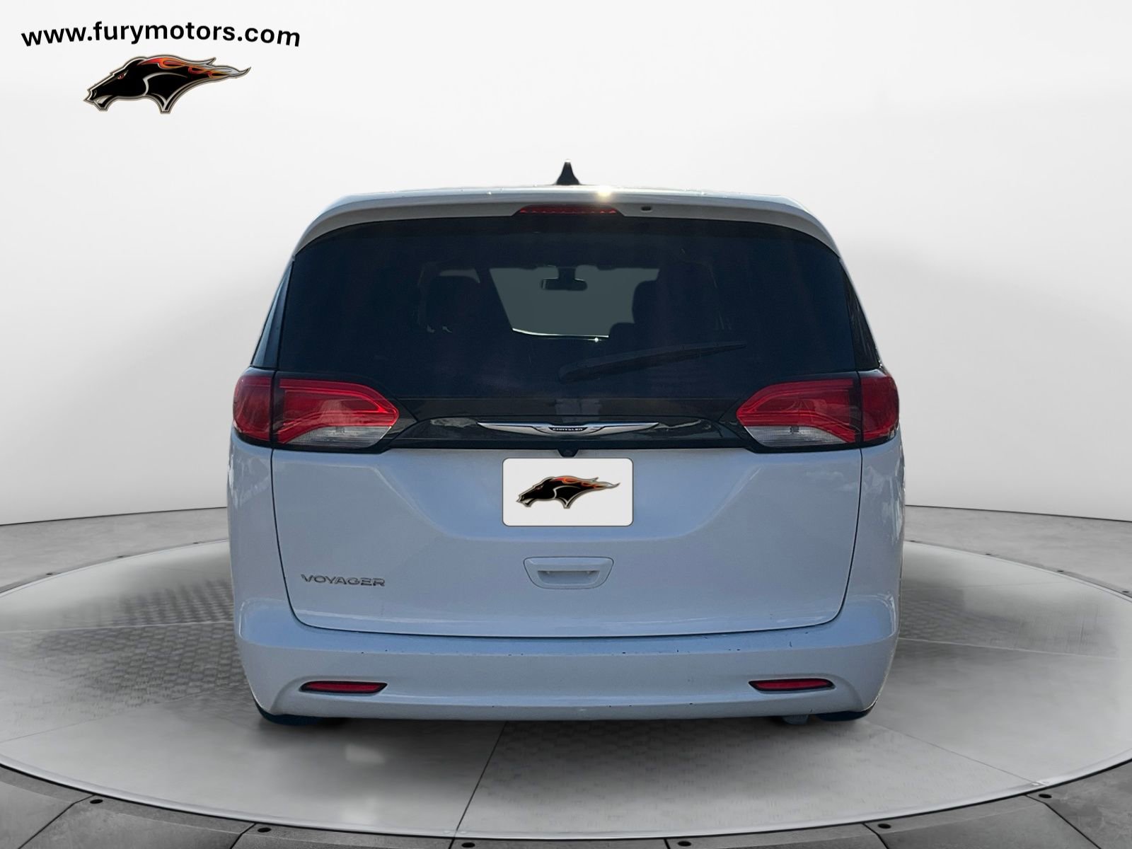 Used 2022 Chrysler Voyager LX image 4
