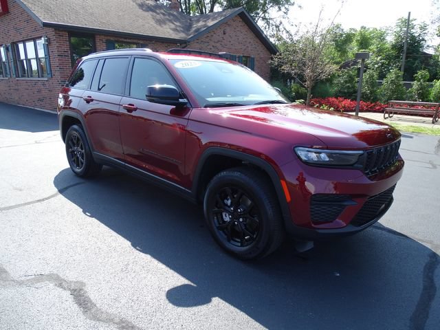 Used 2025 Jeep Grand Cherokee Altitude AWD/4WD image 4