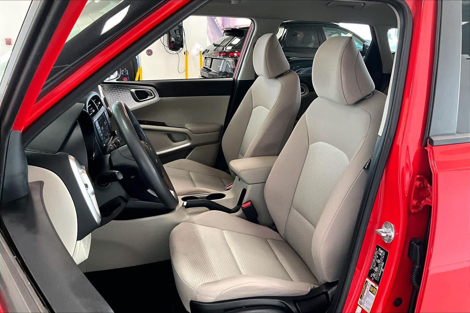 Used 2023 Kia Soul LX w/ LX Technology Package FWD image 9