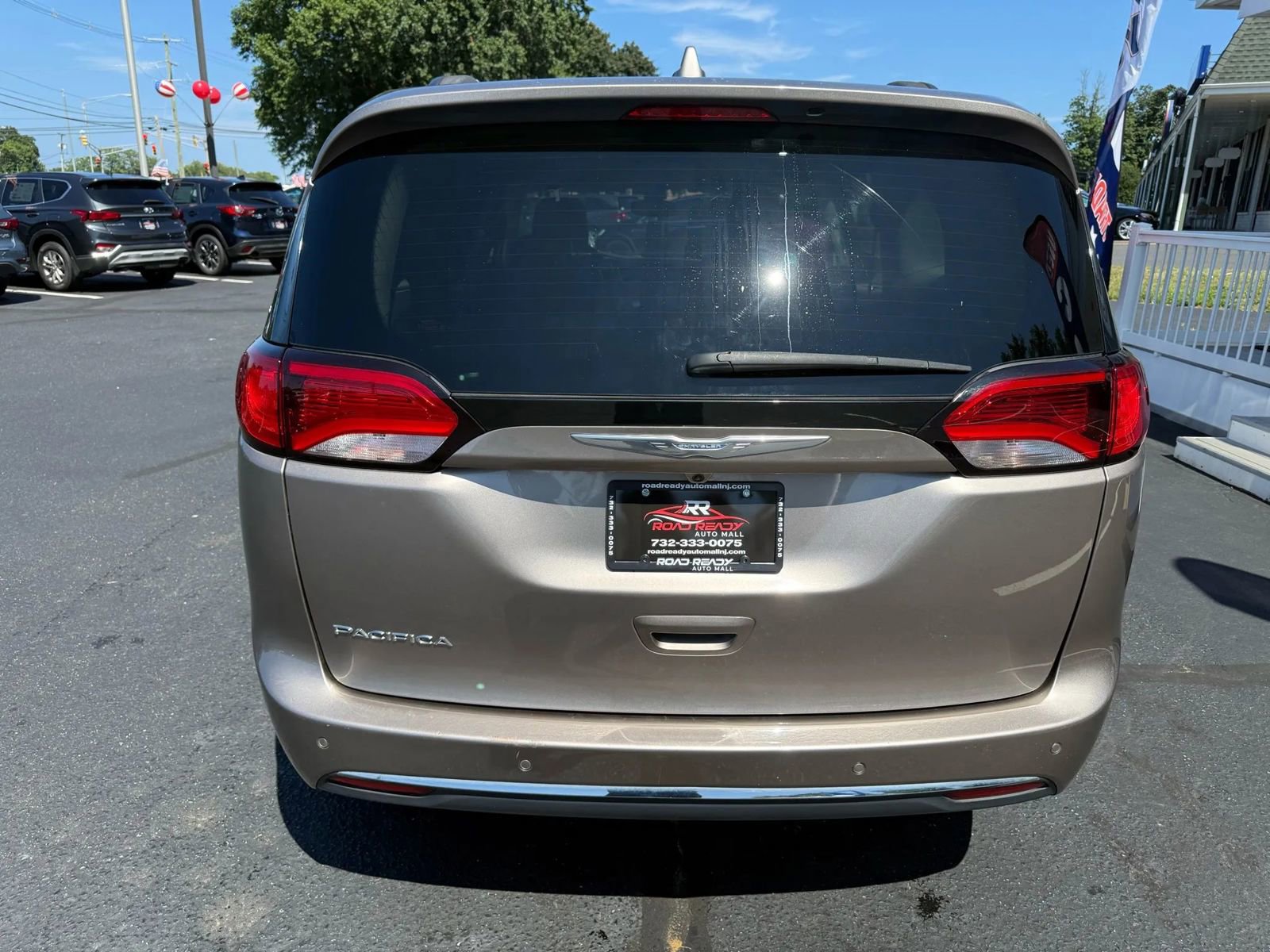 Used 2017 Chrysler Pacifica Touring-L image 8