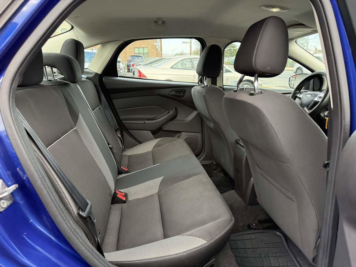 Used 2012 Ford Focus SE w/ SE Winter Pkg image 12