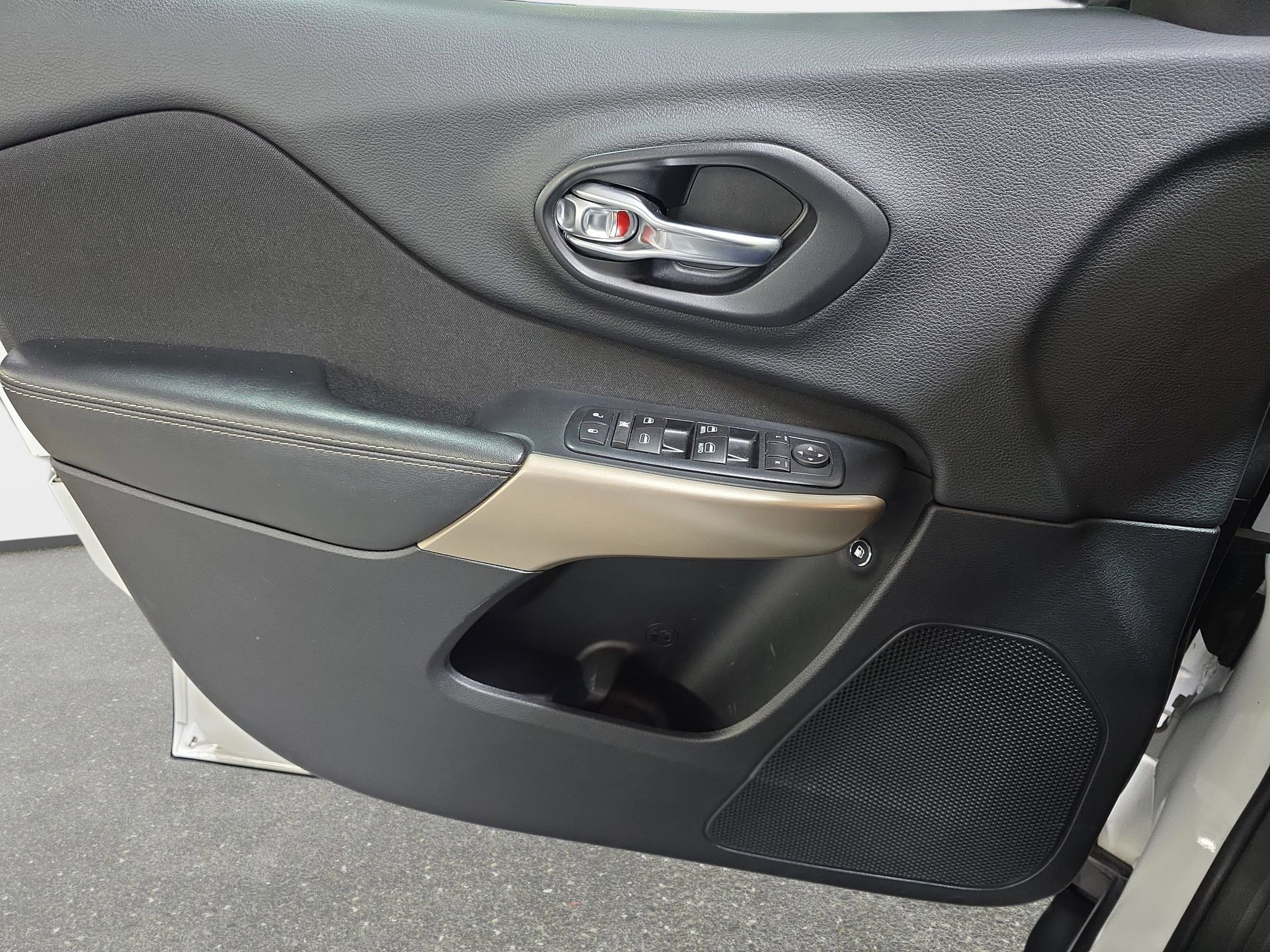 Used 2017 Jeep Cherokee Latitude w/ Cold Weather Group image 25