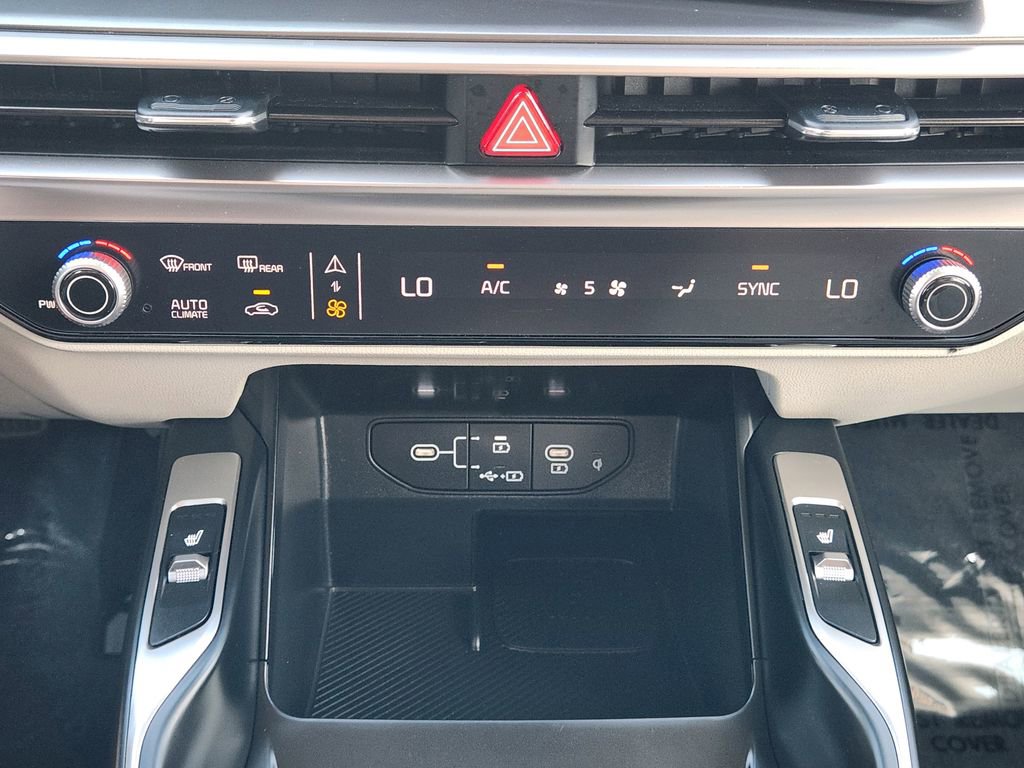 Certified 2025 Kia Sorento EX image 24