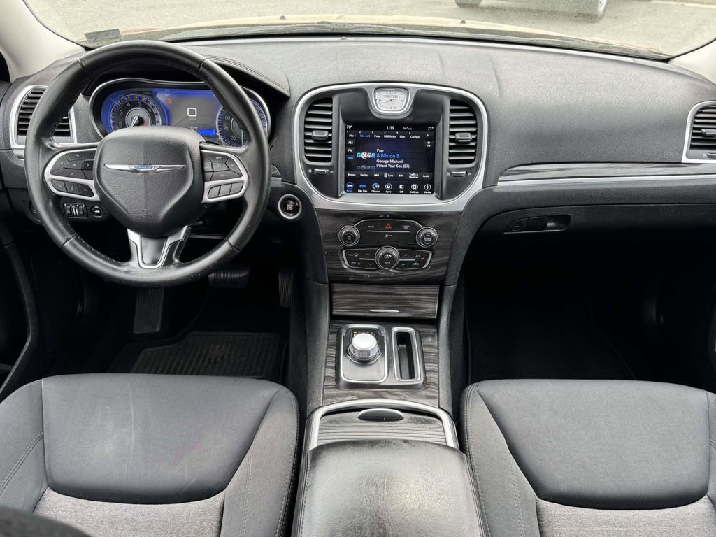 Used 2019 Chrysler 300 Touring w/ Chrome Appearance Package image 3