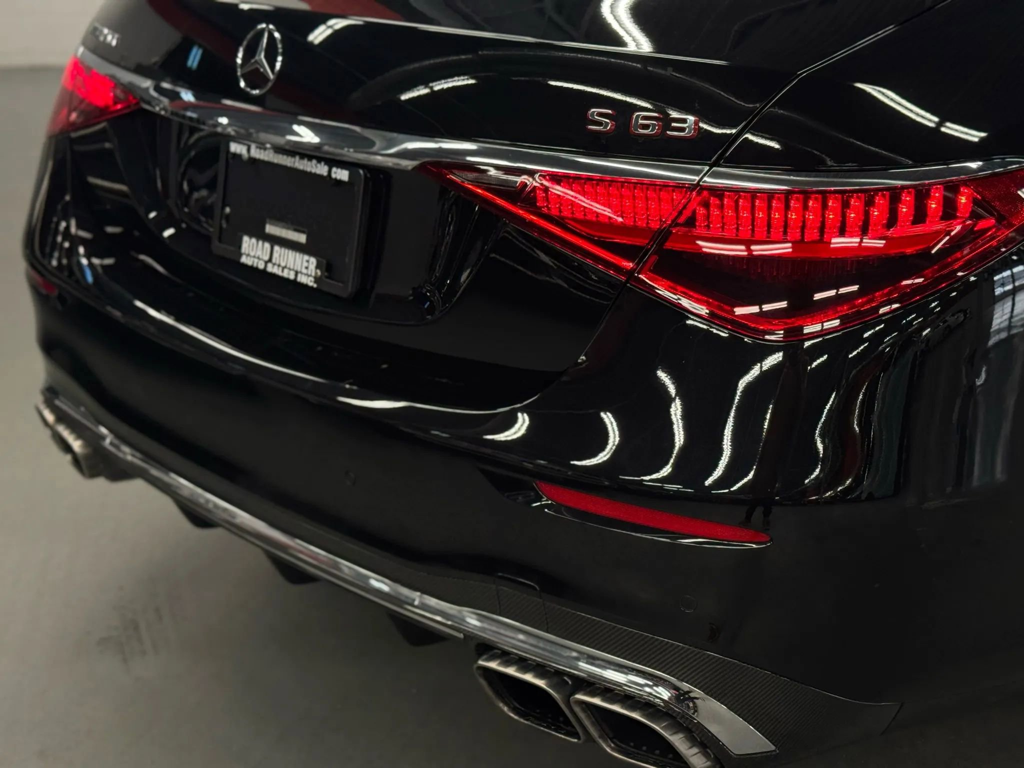 Used 2024 Mercedes-Benz S 63 AMG S w/ Carbon Fiber Exterior Package image 16