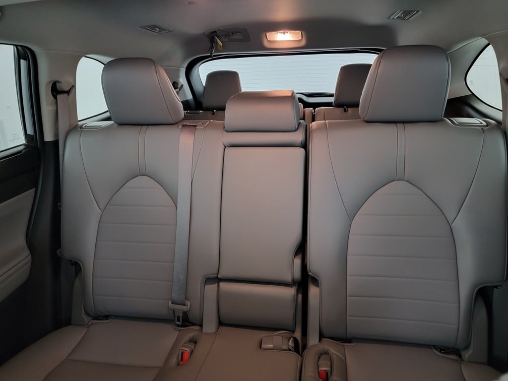 Used 2022 Toyota Highlander XLE AWD/4WD image 13