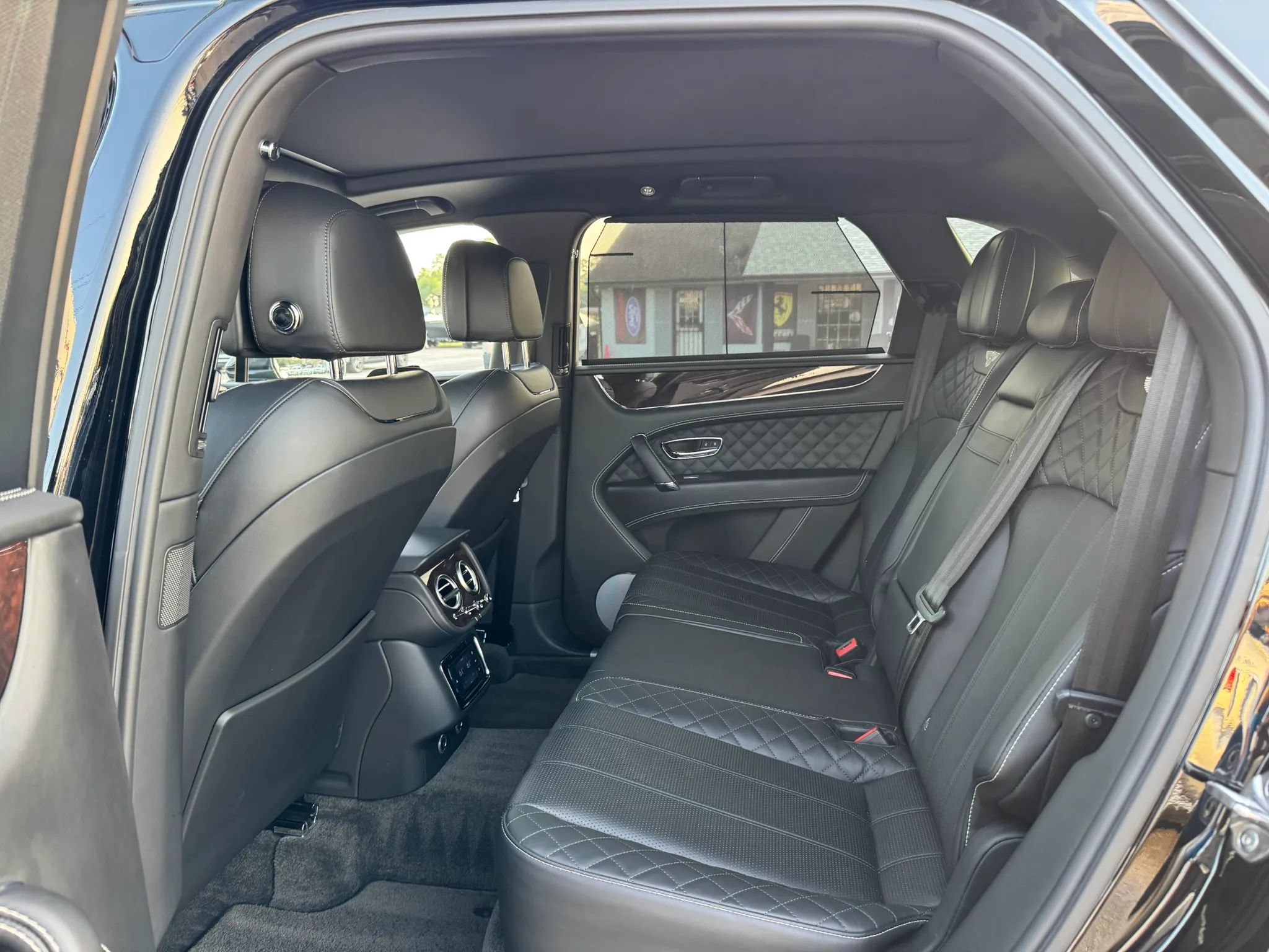 Used 2018 Bentley Bentayga AWD/4WD image 25