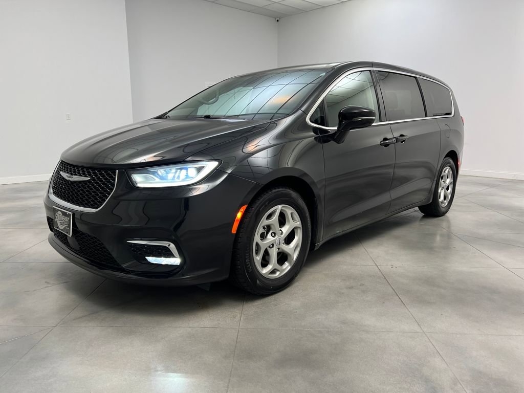 Used 2024 Chrysler Pacifica Limited image 3