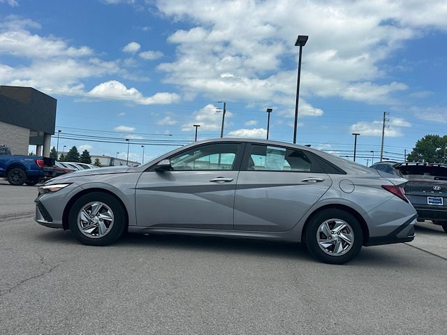 Certified 2024 Hyundai Elantra SE FWD image 2