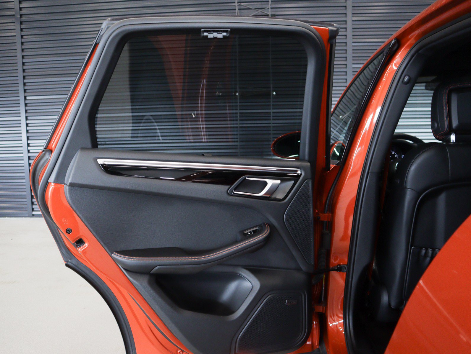 Certified 2024 Porsche Macan AWD/4WD image 23