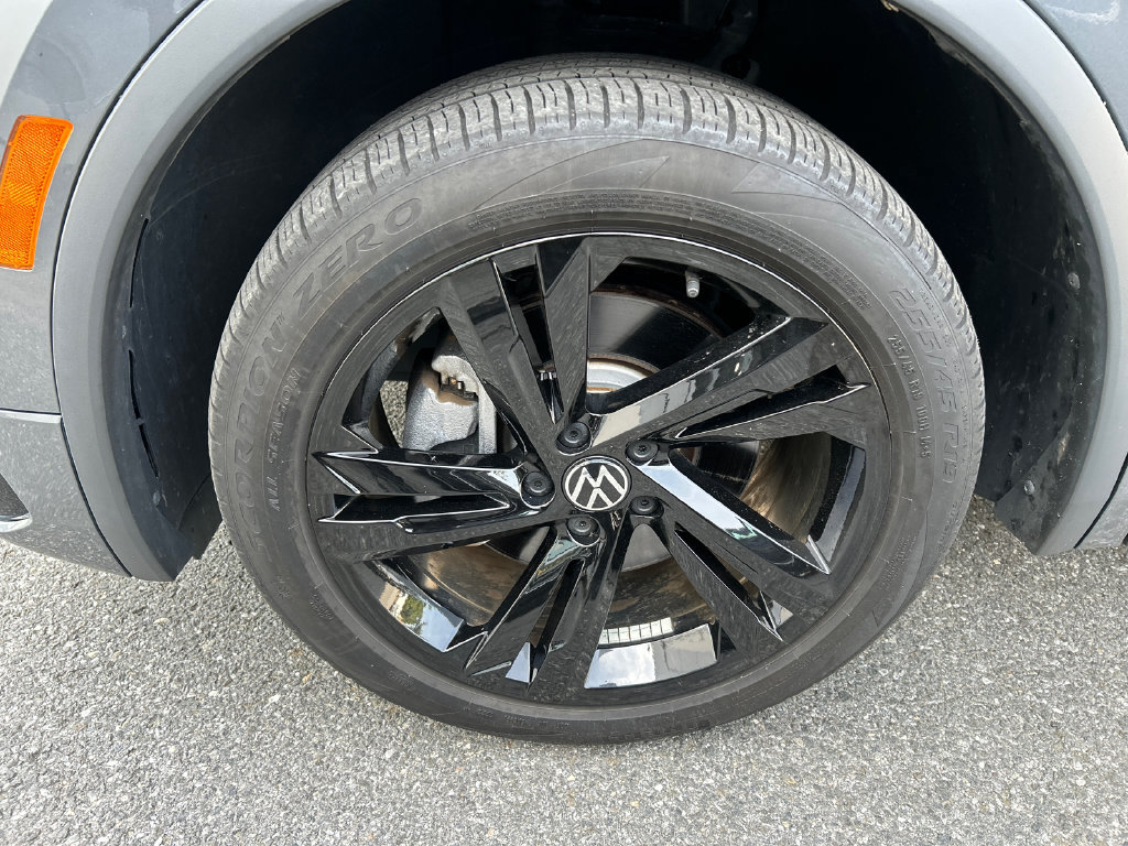 Used 2024 Volkswagen Tiguan SE R-Line AWD/4WD image 8