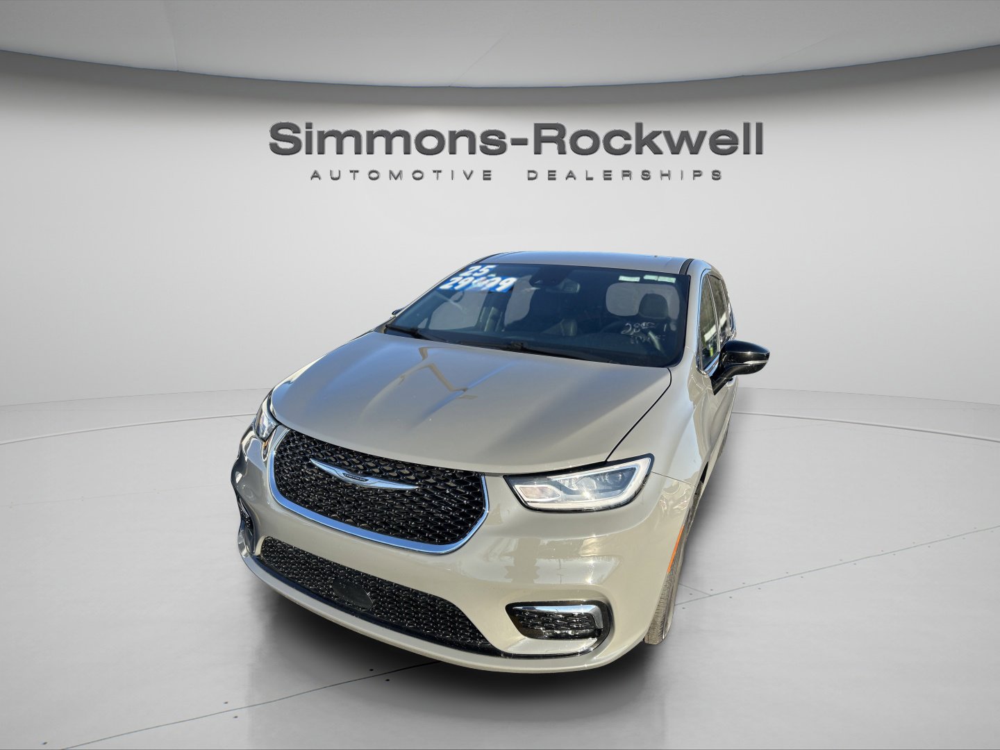 Used 2025 Chrysler Pacifica Select image 3