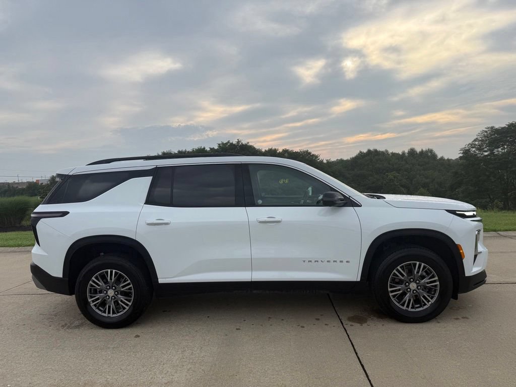 Used 2026 Chevrolet Traverse LT w/ Driver Confidence Package FWD image 2