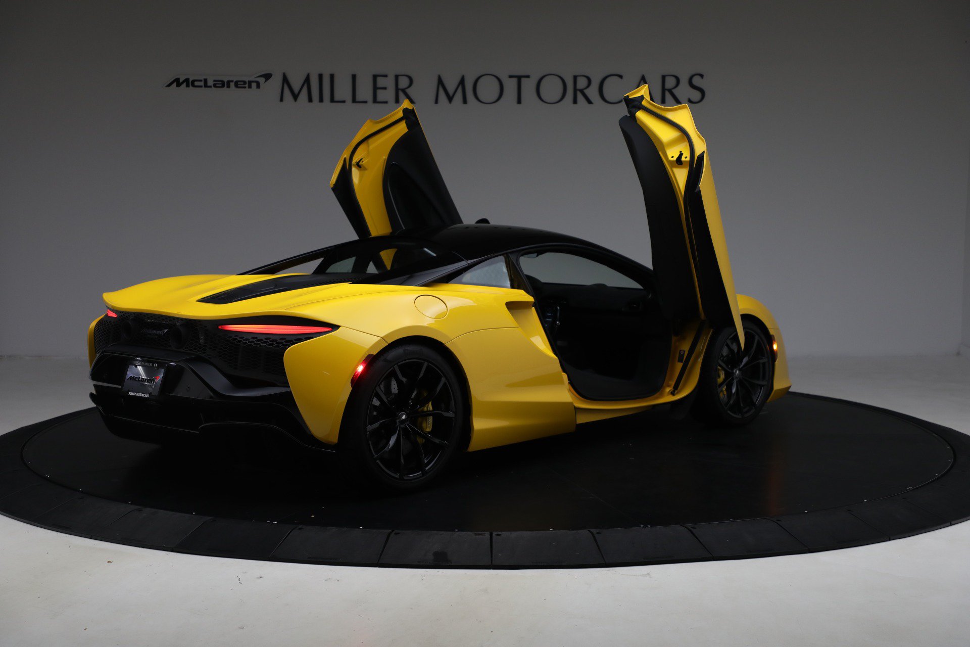 Used 2024 McLaren Artura RWD image 18
