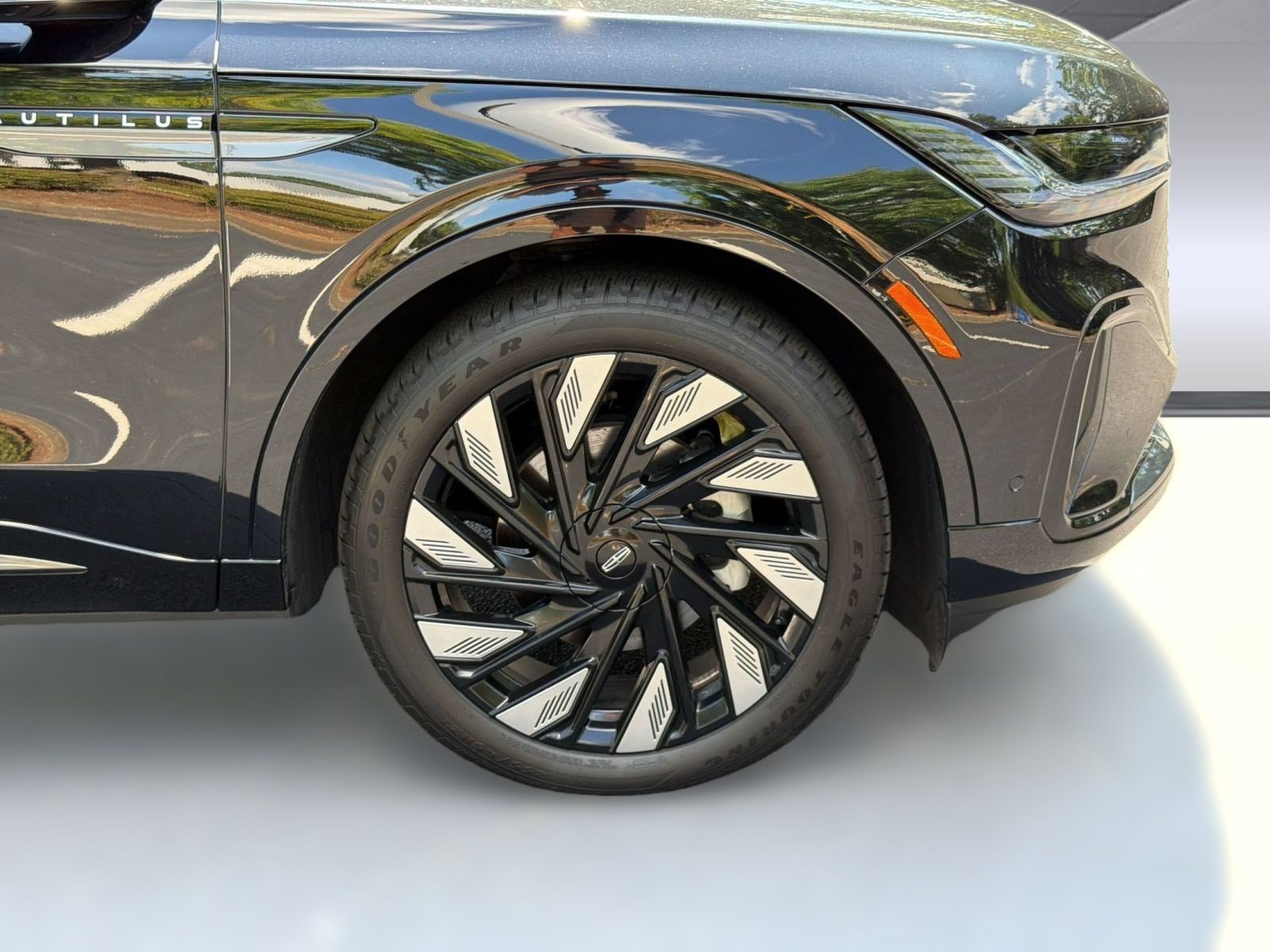 Used 2024 Lincoln Nautilus Reserve w/ Equipment Group 202A AWD/4WD image 13