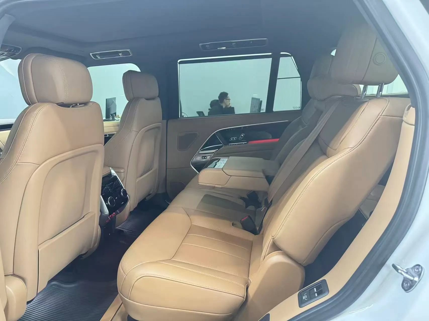 Used 2025 Land Rover Range Rover Long Wheelbase SE image 11