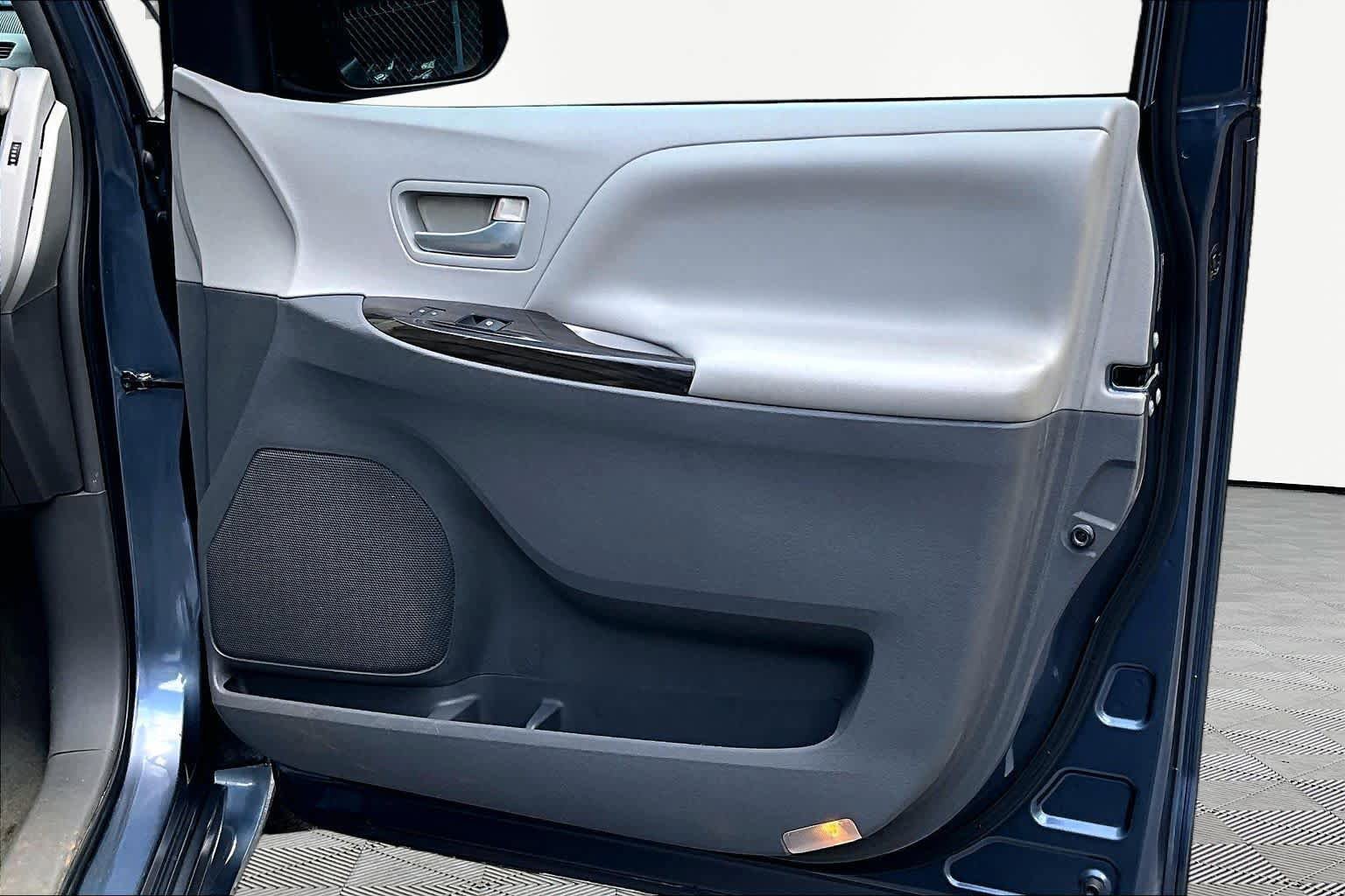 Used 2015 Toyota Sienna XLE FWD image 23