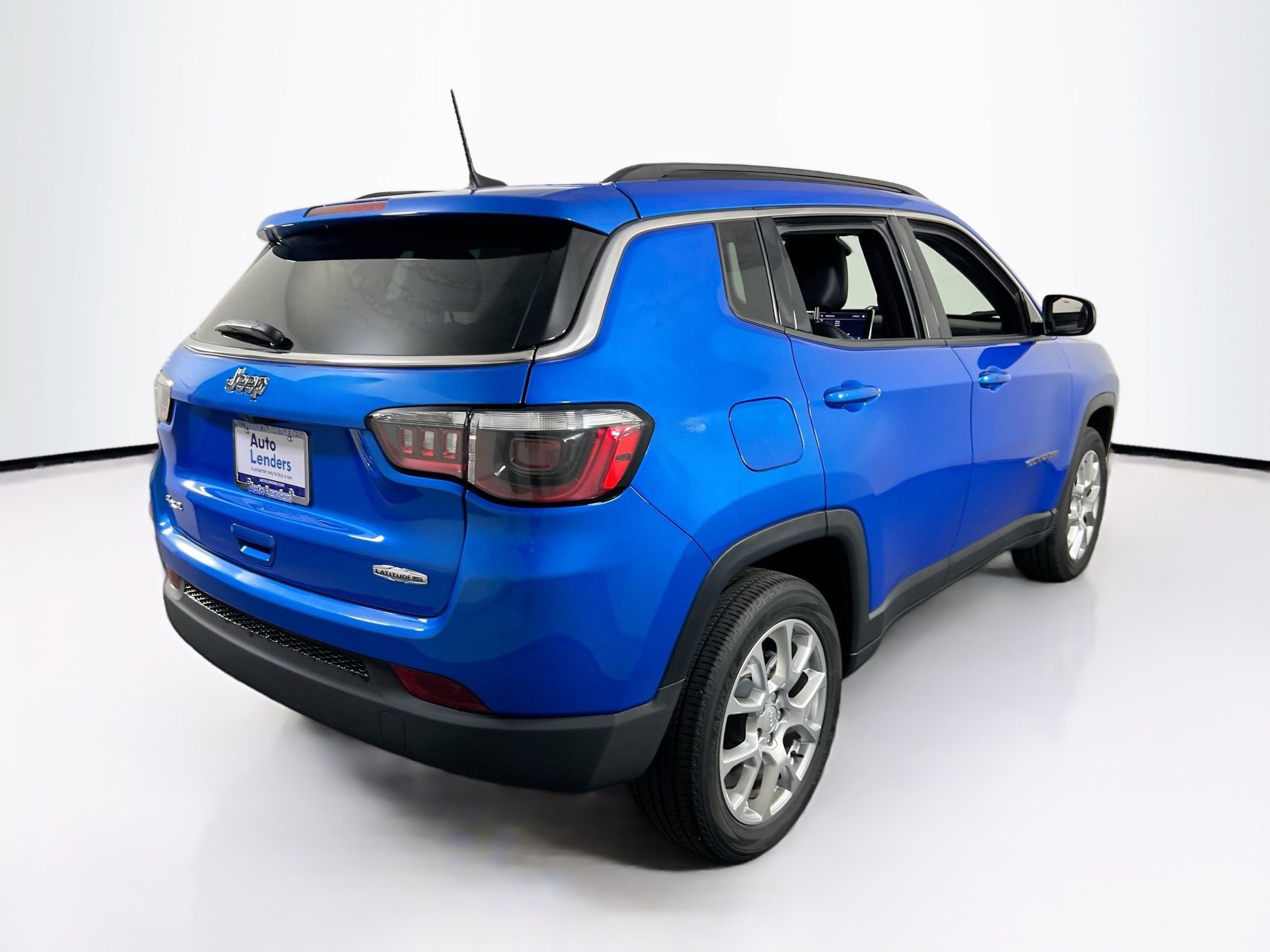 Used 2023 Jeep Compass Latitude AWD/4WD image 5