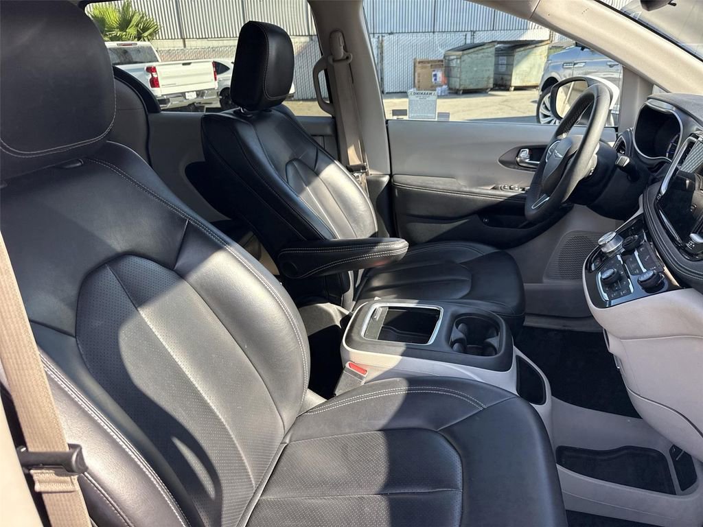 Used 2023 Chrysler Pacifica Touring-L image 25