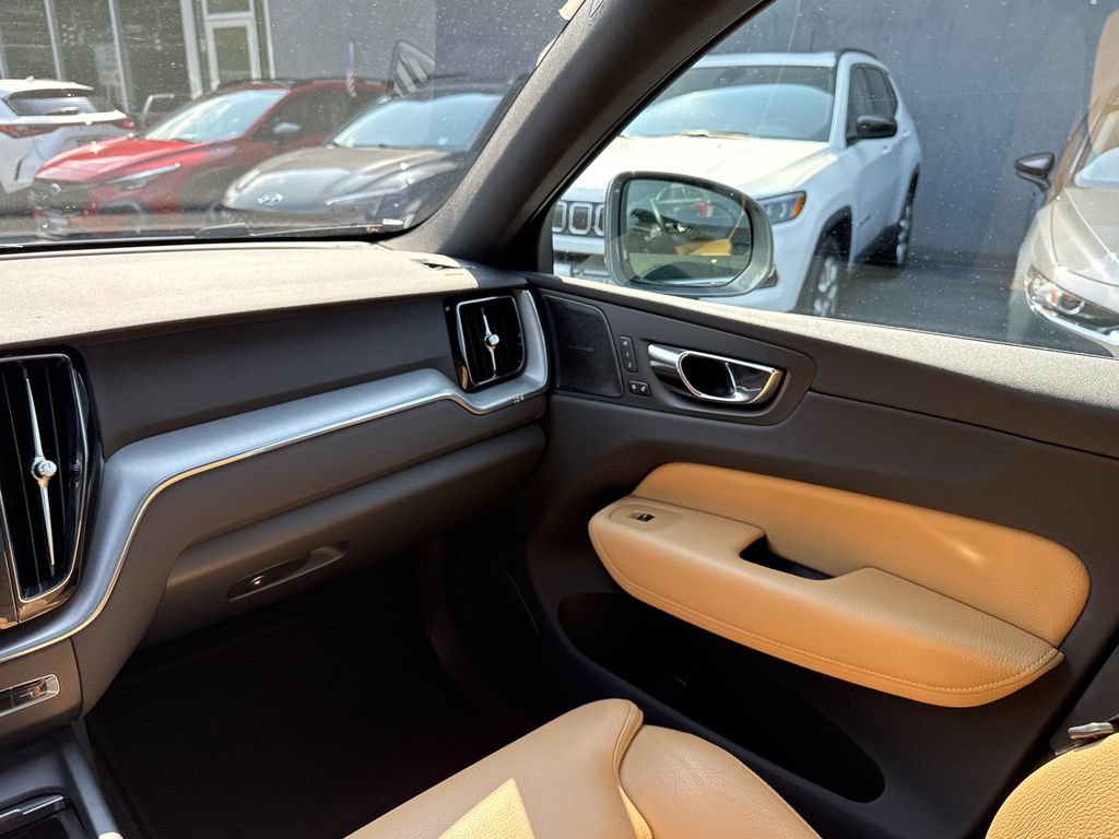 Used 2019 Volvo XC60 T6 Momentum w/ Multimedia Package AWD/4WD image 15
