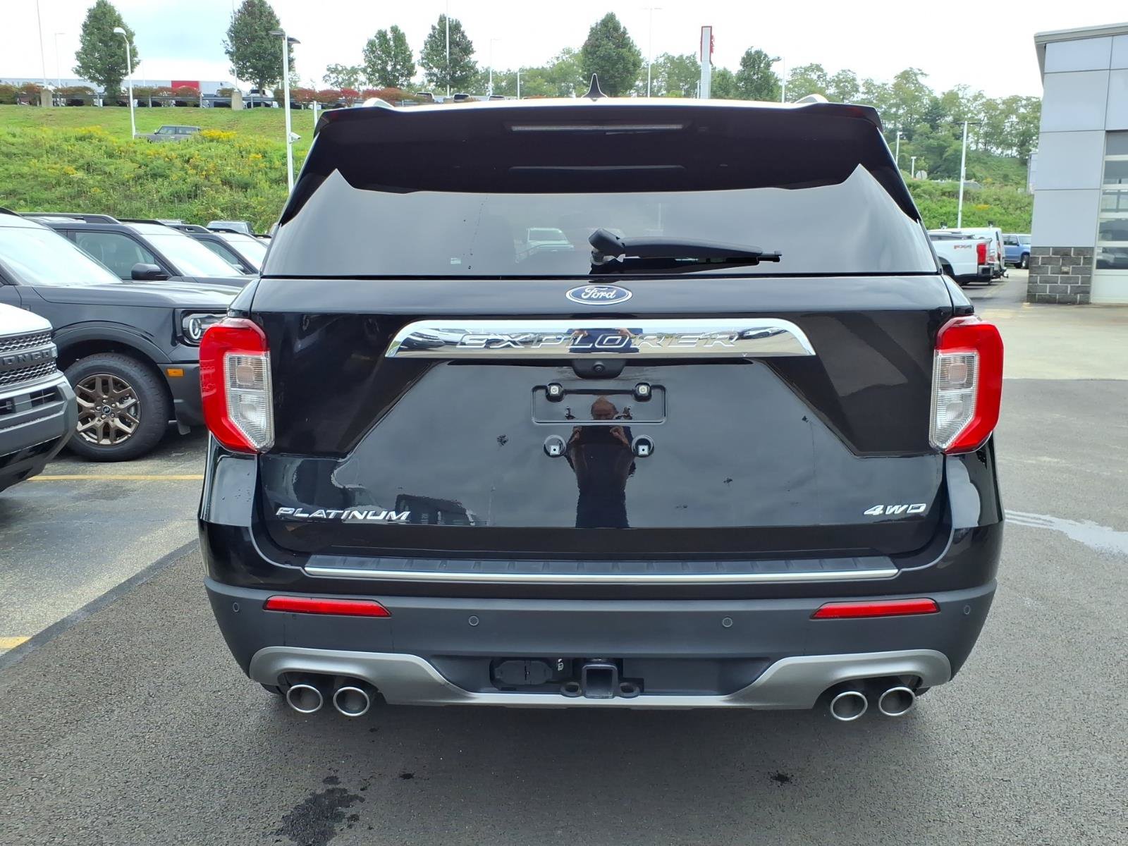 Used 2023 Ford Explorer Platinum w/ Technology Package AWD/4WD image 5