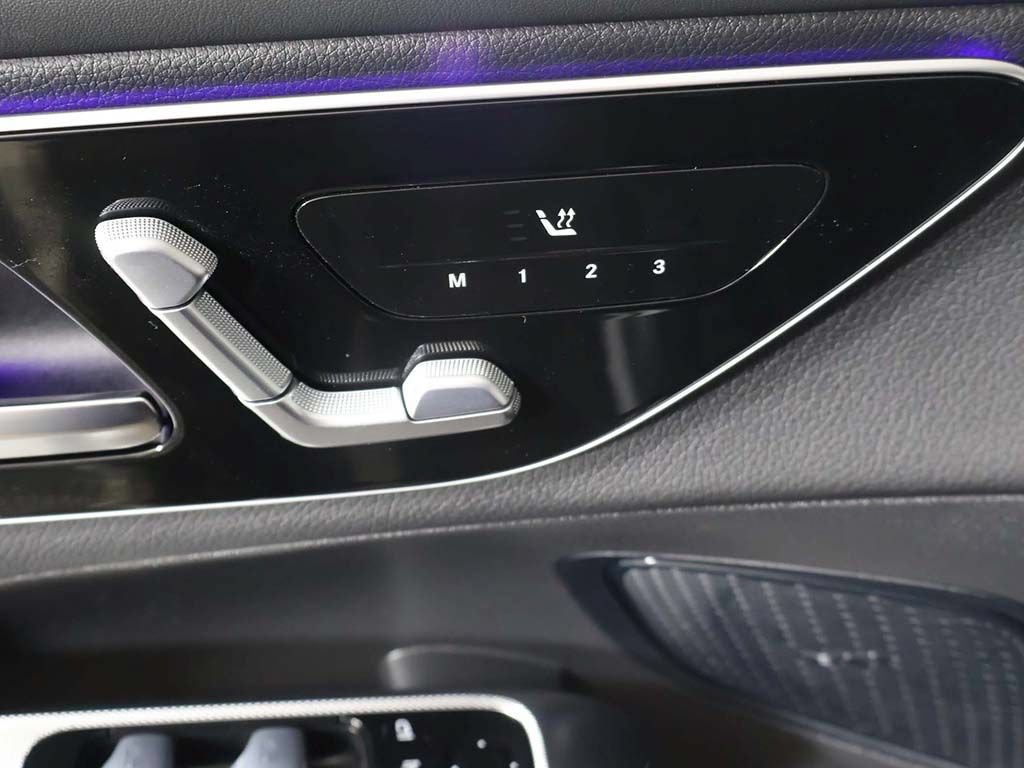 Used 2025 Mercedes-Benz GLC 350e 4MATIC image 29